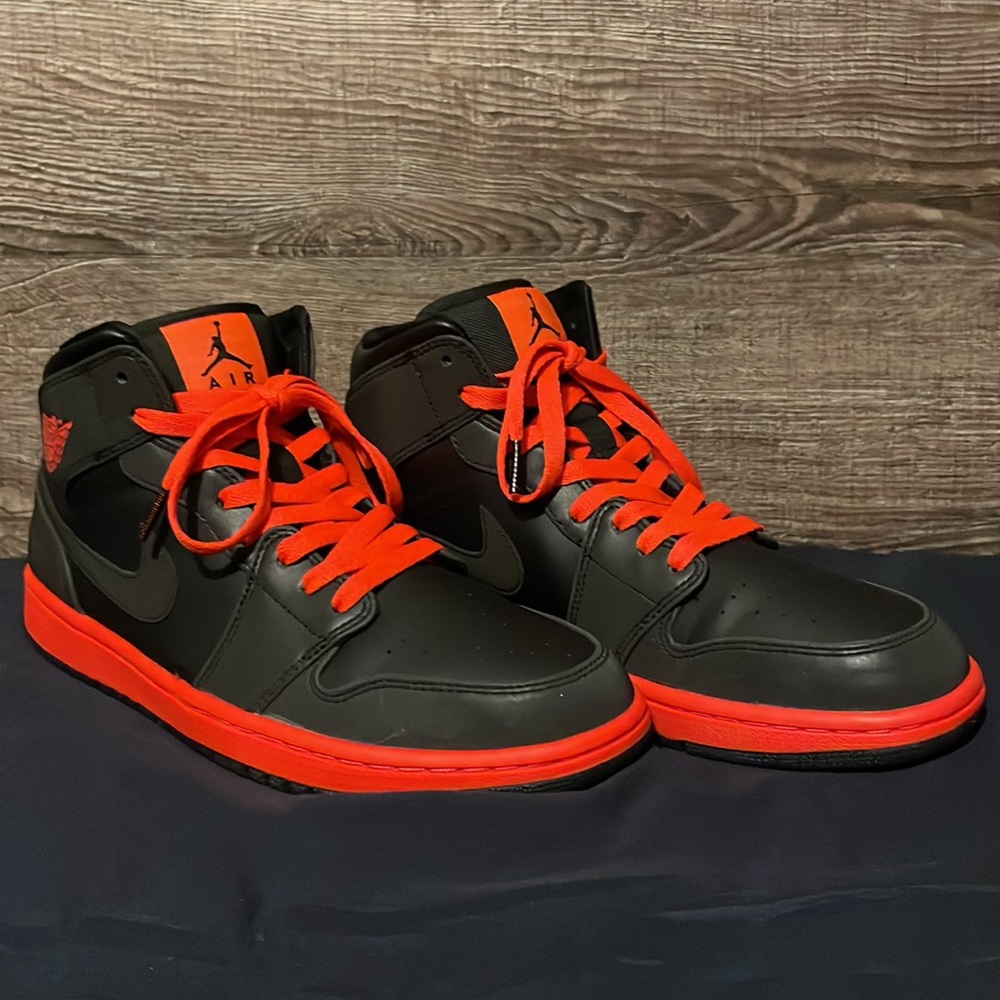 Jordan 1 Retro Mid_Black infrared-Sz-9.5-Released 2014 - Picture 8 of 11